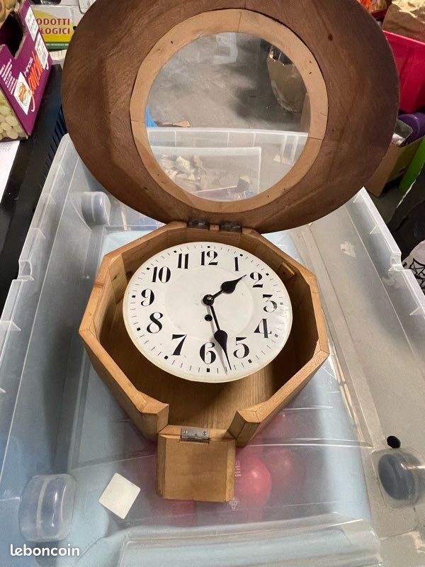 Horloge ancienne murale en bois sculpté (image 4)