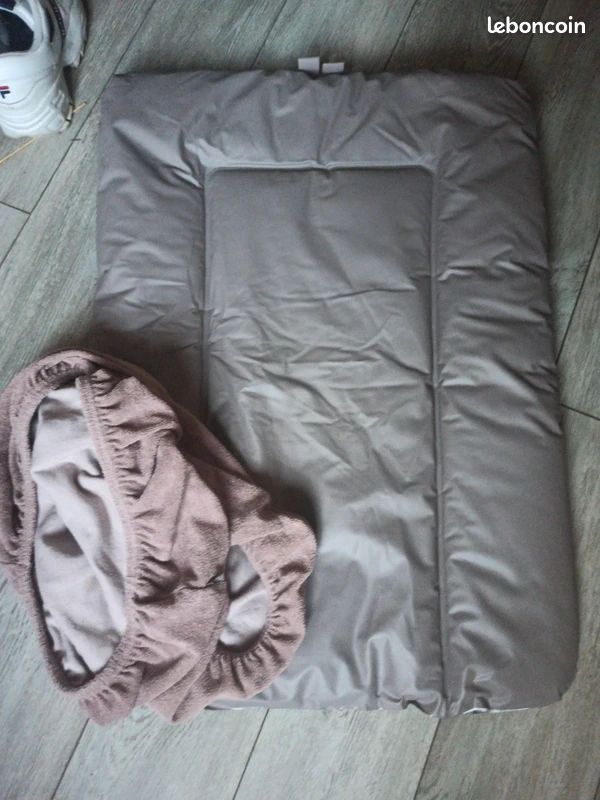 Matelas à langer avec sa housse serviette éponge (image 1)
