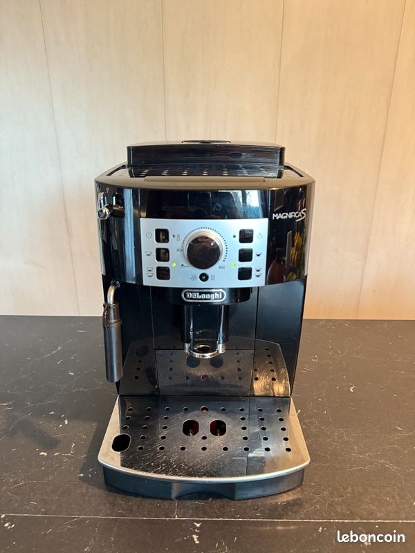 Machine à café (cafetière) Delonghi Magnifica S automatique avec broyeur à grain intégré (image 1)
