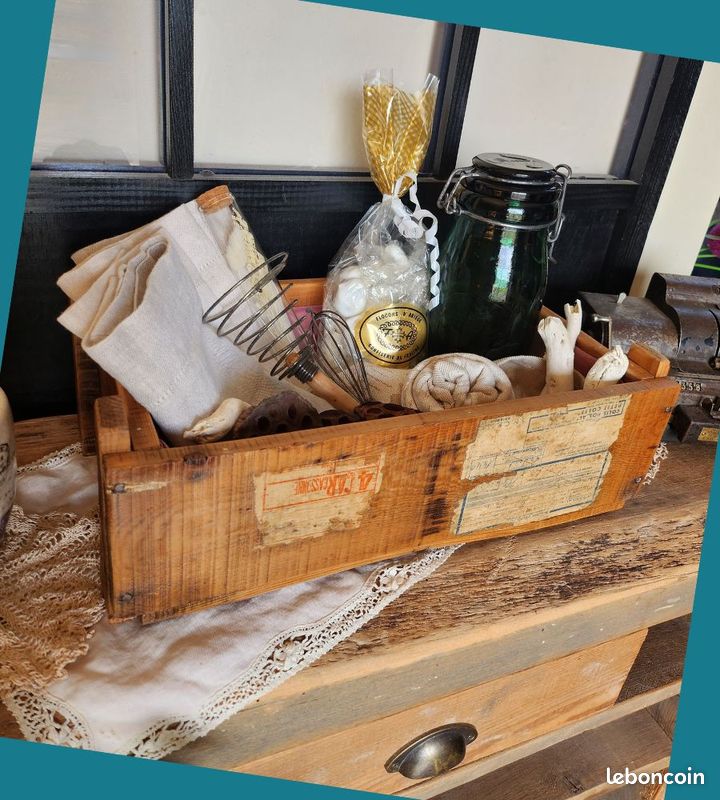 Ancienne caisse d'atelier de tissage et ses accessoires vintages (image 1)