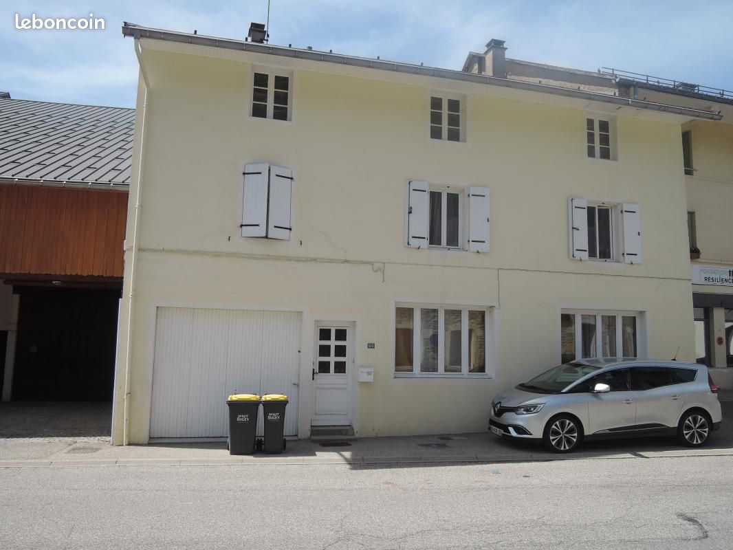 Maison 6 pièces 210 m² · à Brénod · 210 m² · 270 000 €