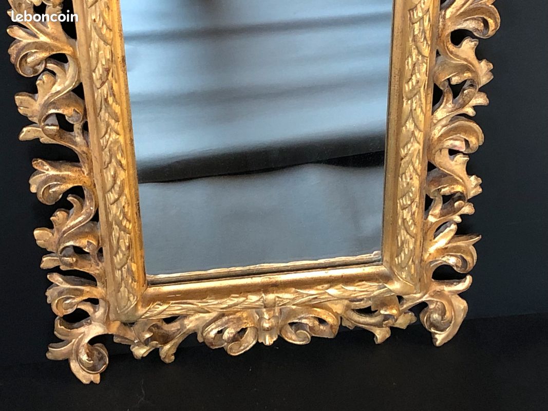 Ancien miroir doré à motifs de volutes , rinceaux feuillagés . Fronton en feuille d'acanthe. Belle impression de légèreté due à l'ajouré sur les quatre côtés . Miroir non d'origine . Italie du sud, (image 3)