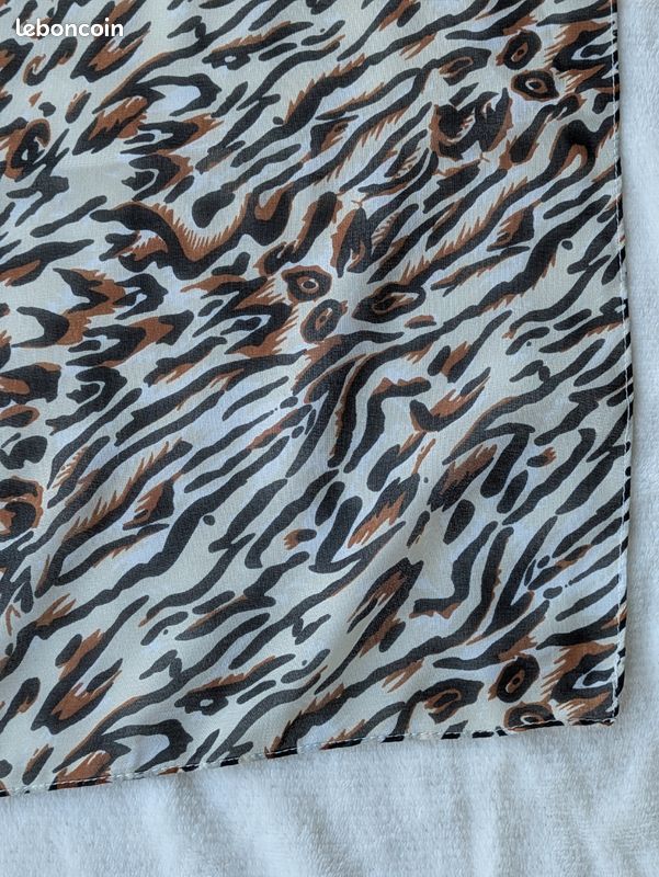 Foulard carré léopard marron et noir sur crème 98 /96 tbe (image 4)