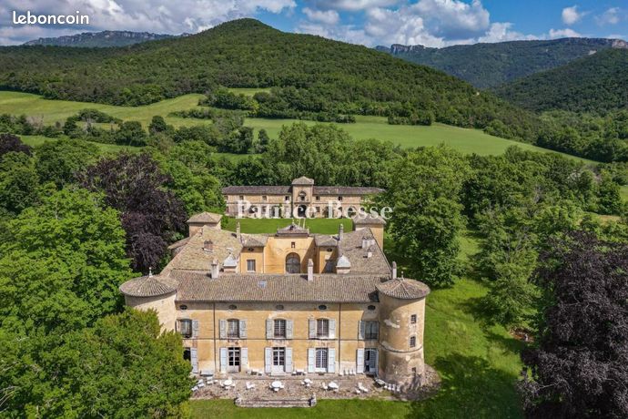 Château 20 pièces 1 680 m²