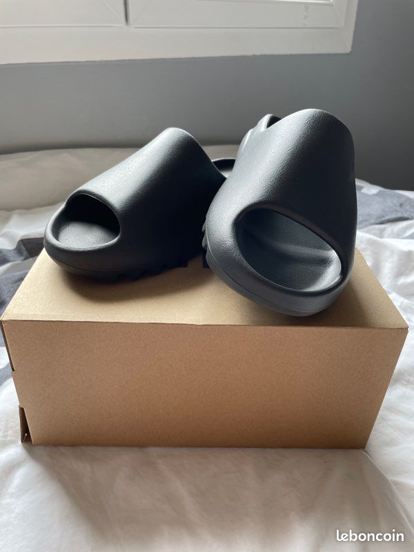 Yeezy slide onyx (image 1)