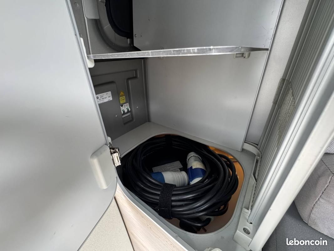 Volkswagen California 2.0 TDI 140 BVM6 – TOIT ÉLECTRIQUE CHAUFFAGE STATIONNAIRE CLIM 3 ZONES RADA... (image 21)