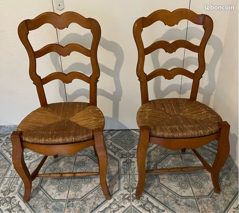 Lot 2 chaises en bois et paille (image 1)
