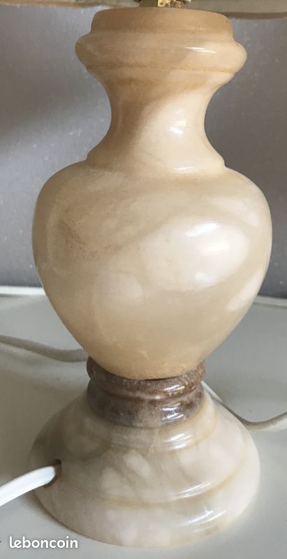 Lot de 2 lampes de chevet avec pieds en albâtre très bon état (image 2)
