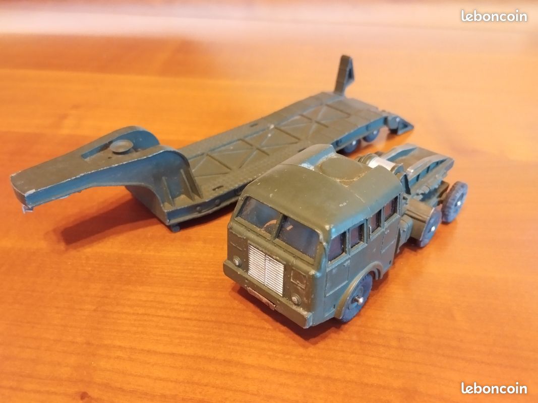 CAMION MILITAIRE DINKY Toys BERLIET et sa remorque porte char + char