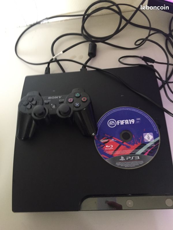 Ps3 avec manettes et fifa 19 (image 1)