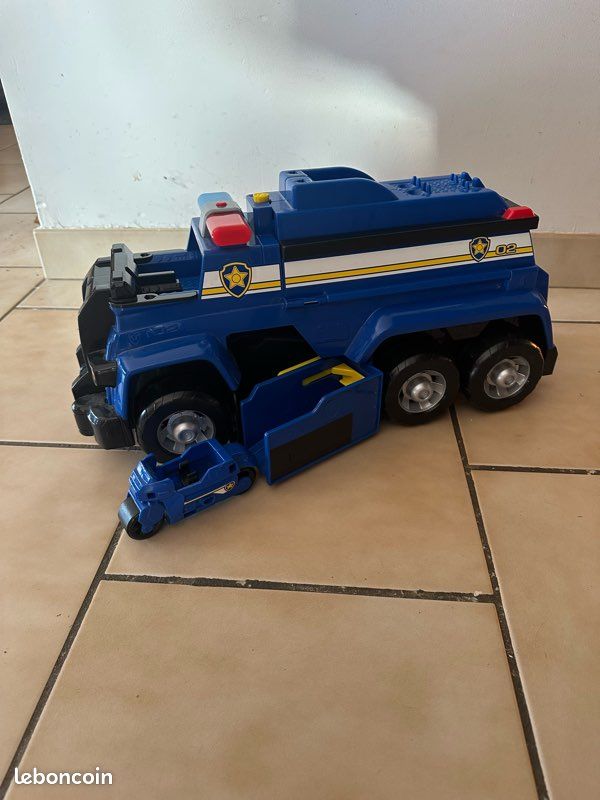 Mega véhicule de police Par patrouille avec motos (image 1)