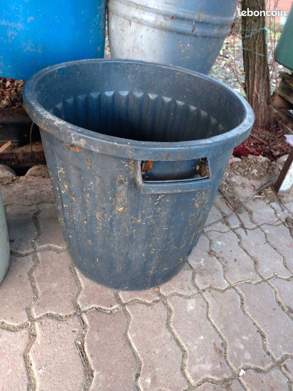 Poubelle en plastique (image 2)