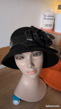 Chapeau Cloche Août Accessories Avec Plumes - Taille Unique - Corail/Fuchsia - Neuf étiqueté