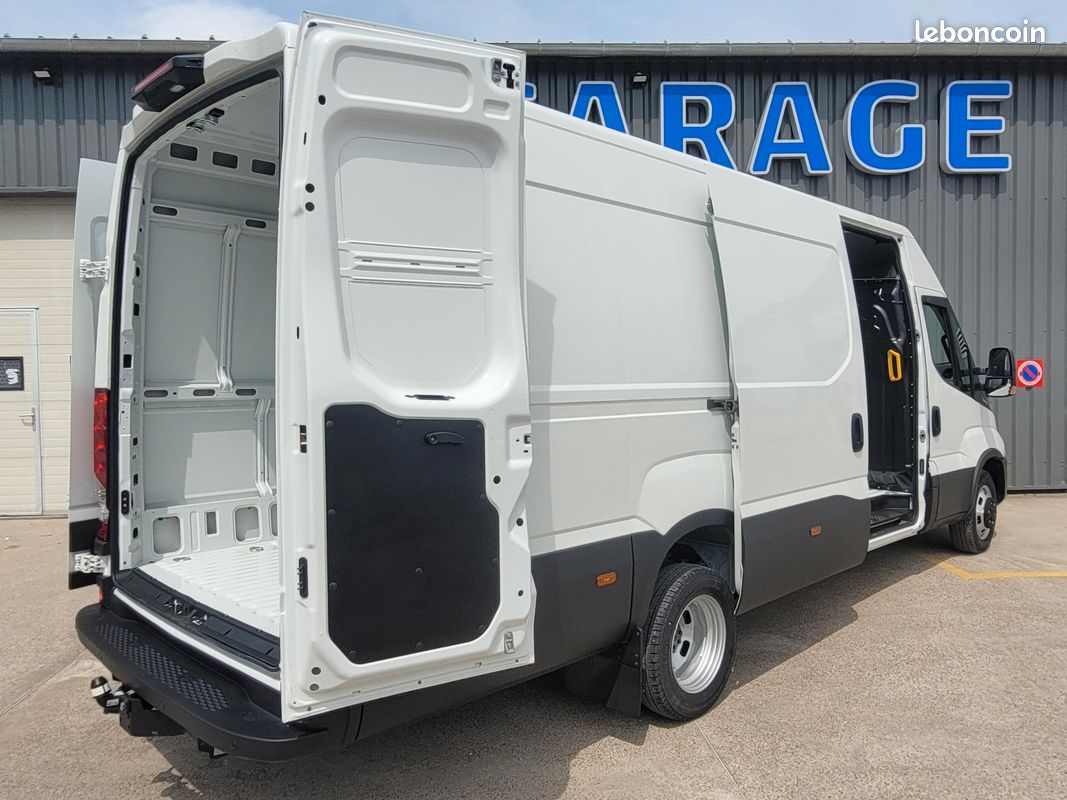 IVECO DAILY 35C18 A8 V16 FOURGON PACK EVOLUTION 03 PLACES NEUF avec CAMÉRA RECUL + GPS + PROJECTEURS FULL LED + MOTEUR 3 LITRES + VERSION MY2022 DONC SANS LES CONTRAINTES GSR2 ( Prix Vente 46 990 HT ) (image 10)