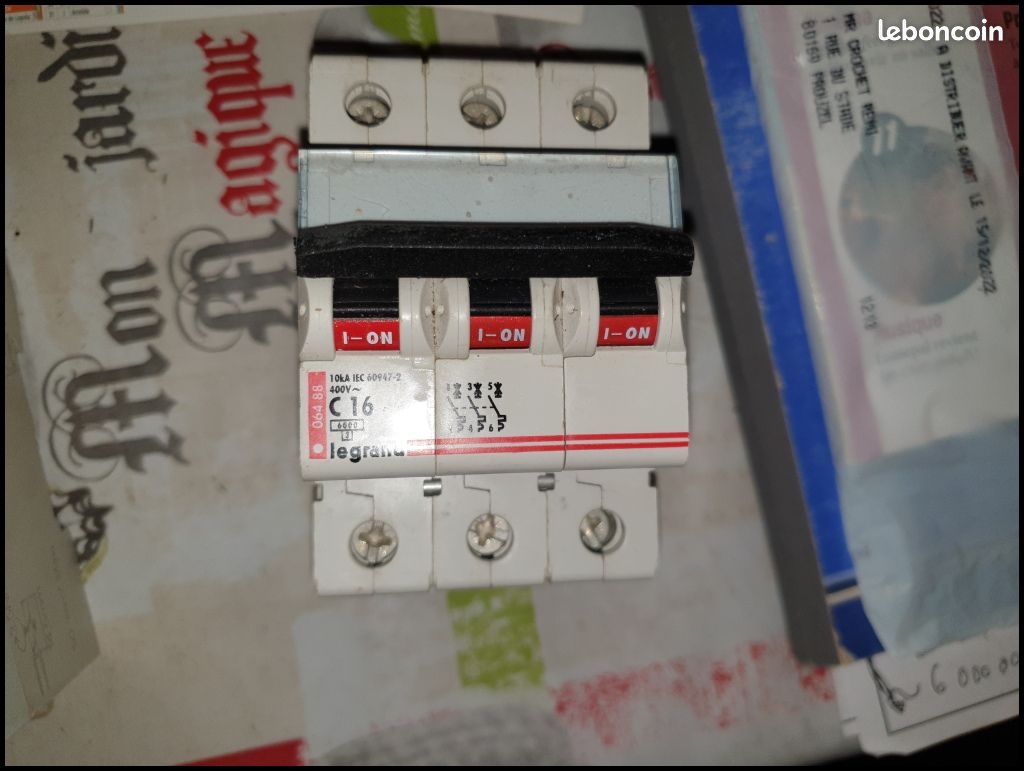 Disjoncteur Legrand 16A Triphasé Courbe C (image 1)