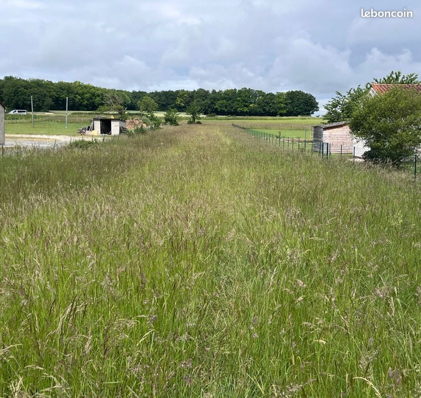 Terrain à bâtir de 2200 m2 au prix de 30000 à JAULDES (16) · 30 000 €