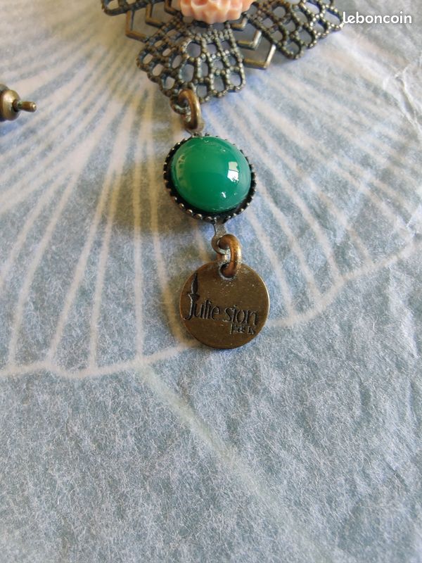 Paire de boucles d'oreille Julie Sion au coeur rosace rose clair et perle verte (image 1)