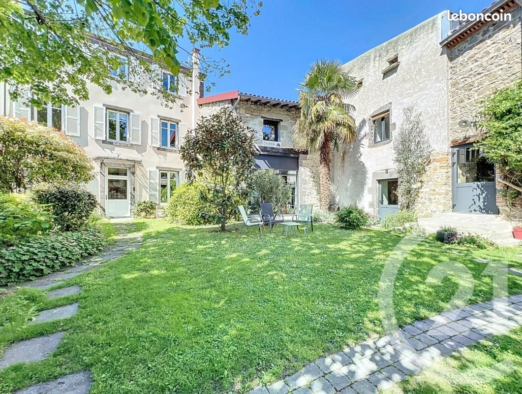 Maison 12 pièces 361 m² · à Cournon-d'Auvergne · 361 m² · 690 000 €