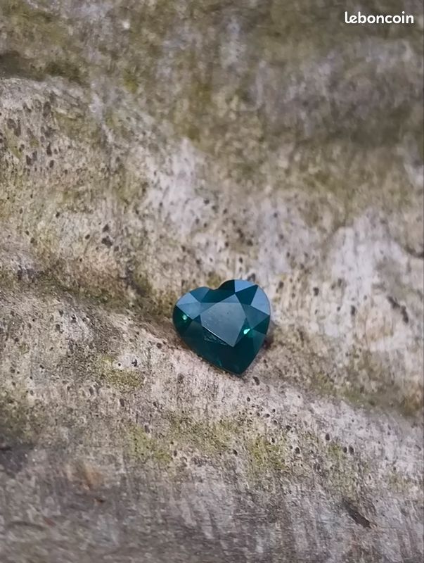Saphir Vert-Bleu Cœur D'Australie - 6x6 Mm - Traité Diffusion Béryllium - Rare Et Naturel