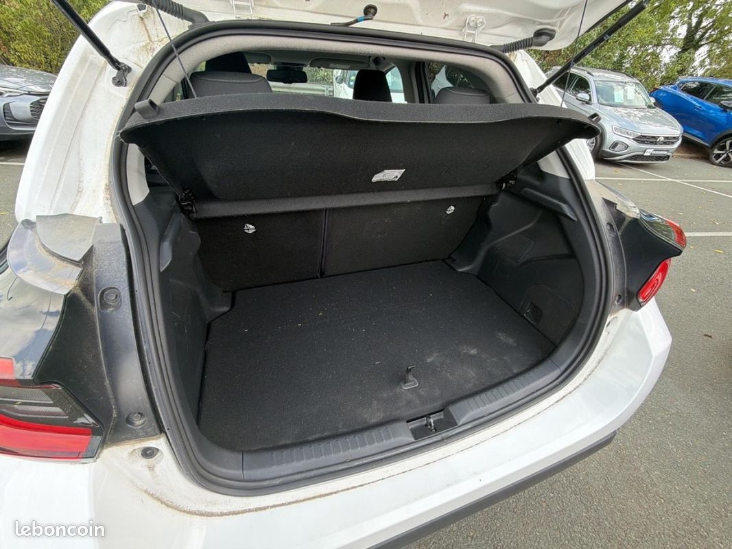 Toyota Yaris 116h Design 5p MY22 (image 12)