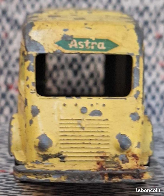 CIJ 1957 Renault 1000 Kgs Astra – Jaune Margarine Fraîche