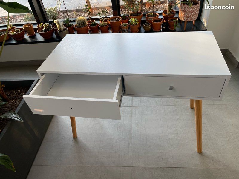 Bureau scandinave blanc – 2 tiroirs, élégant et pratique - Ameublement