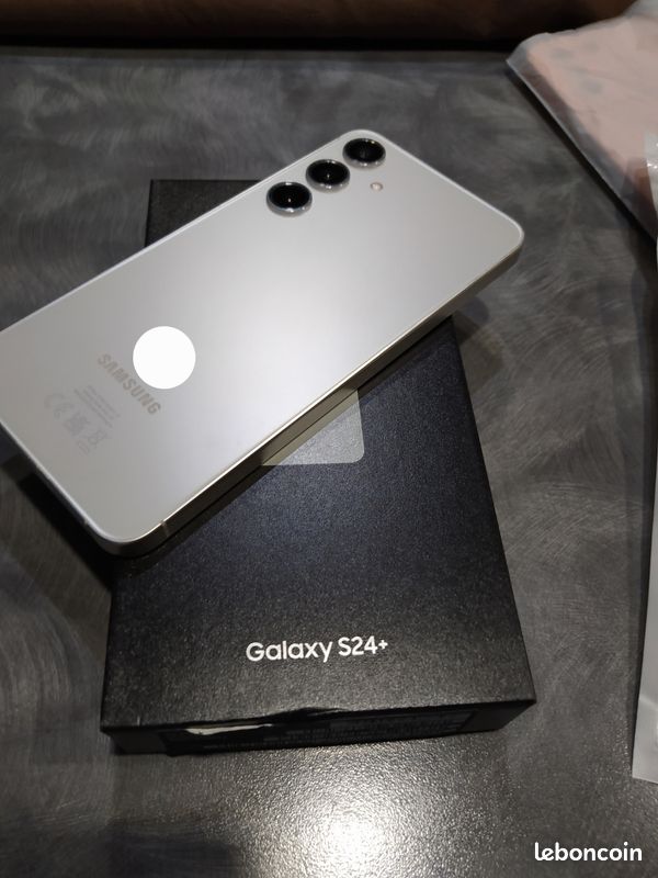 Coques Samsung Galaxy S24+ plus
État proche du neuf.
Vendu avec boîte d'origine, des coques, écran protection et anti espion.
Pas d'échange merci (image 2)