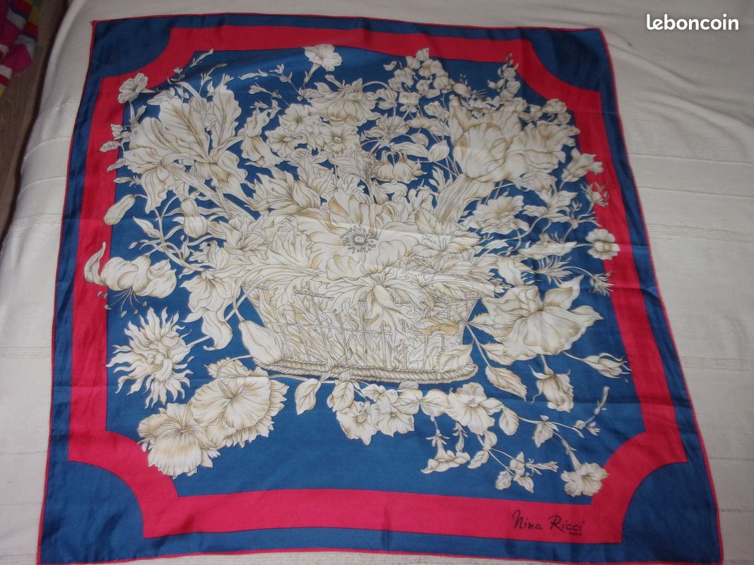 Foulard En Soie 100% NINA RICCI – Carré 87cm – Roulotté Main – Vintage – 38g