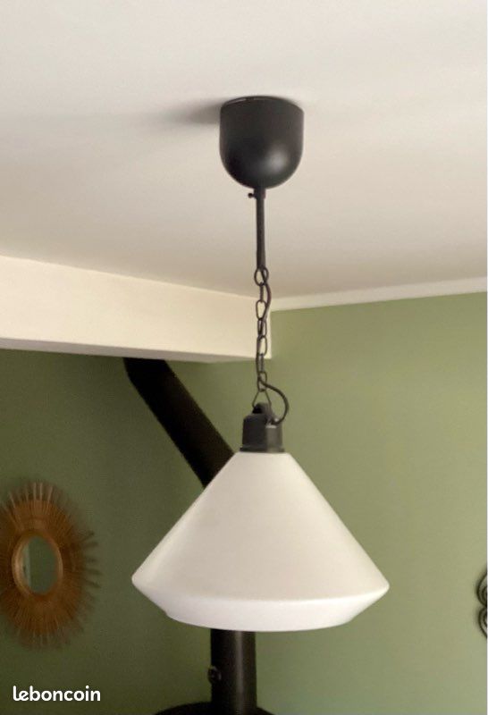 Suspension luminaire vintage / style scandinave en verre blanc et métal noir (image 2)
