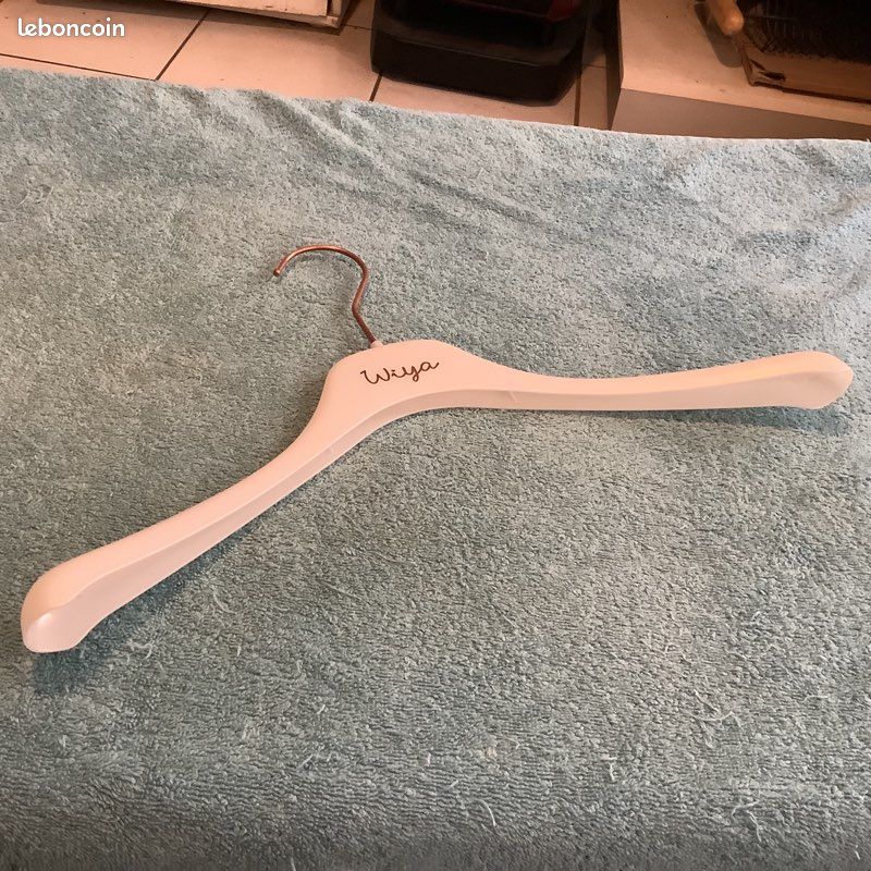 LOT 150 CINTRES PLAT MARQUE WIYA ÉPAIS 20 mm POUR ADULTE EN PLASTIQUE BLANC ÉTAT NEUF (image 3)