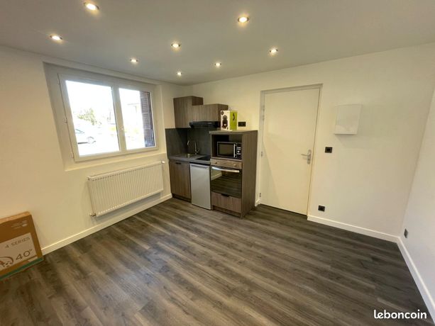 Location courte durée studio neuf meublé dans maison avec place de parking
