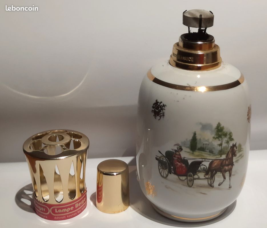 Lampe Berger Paris En Porcelaine - Décor Chevaux Et Carrosses - Années 1950-60 - Occasion Fonctionnelle