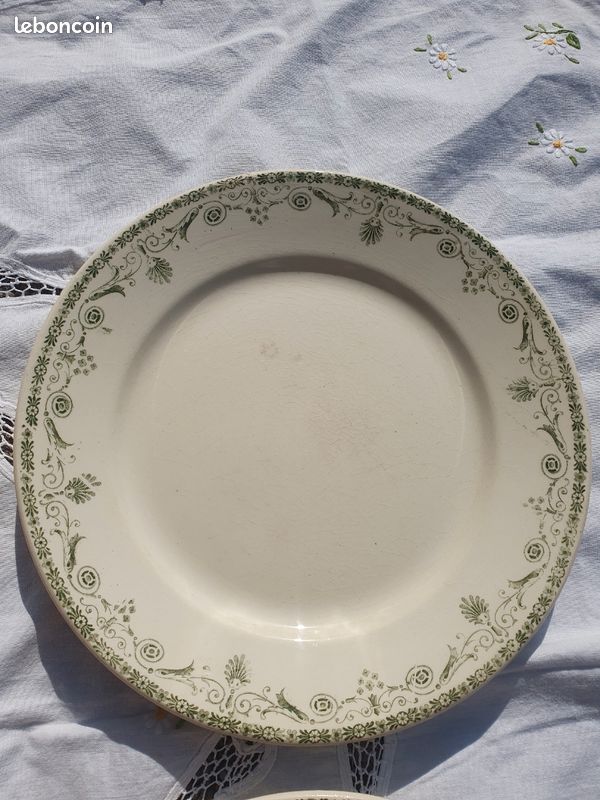 Assiettes plates terre de fer vert estampillées BHV (image 6)