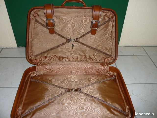 Valise NEUVE-SKAI imitation CUIR - 60 cm X 40 cm (image 2)
