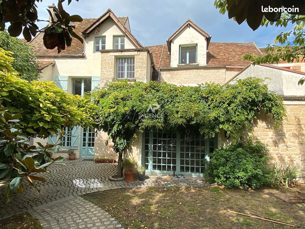 Maison 9 pièces 241 m² · à Le Mesnil-le-Roi · 241 m² · 1 165 000 €