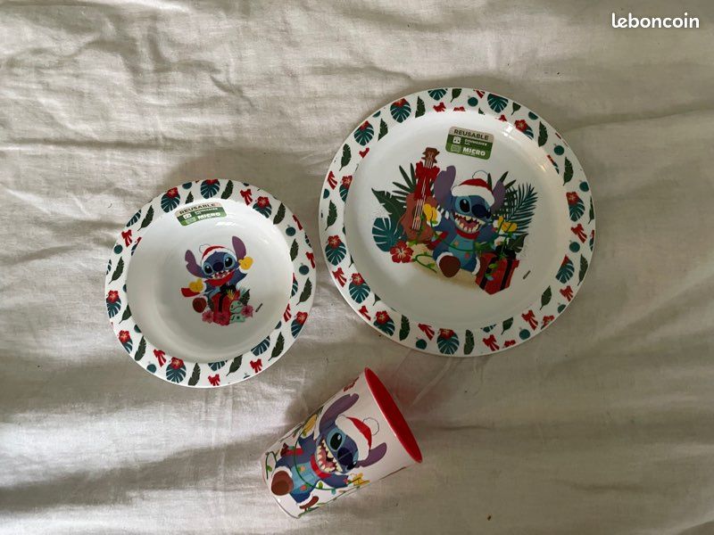 Lot stitch Disney Noël peluche bonnet Noël + vaisselle enfant / neuf (image 3)