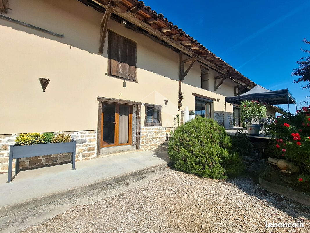 Maison 8 pièces 353 m² · à Montrevel-en-Bresse · 353 m² · 499 000 €