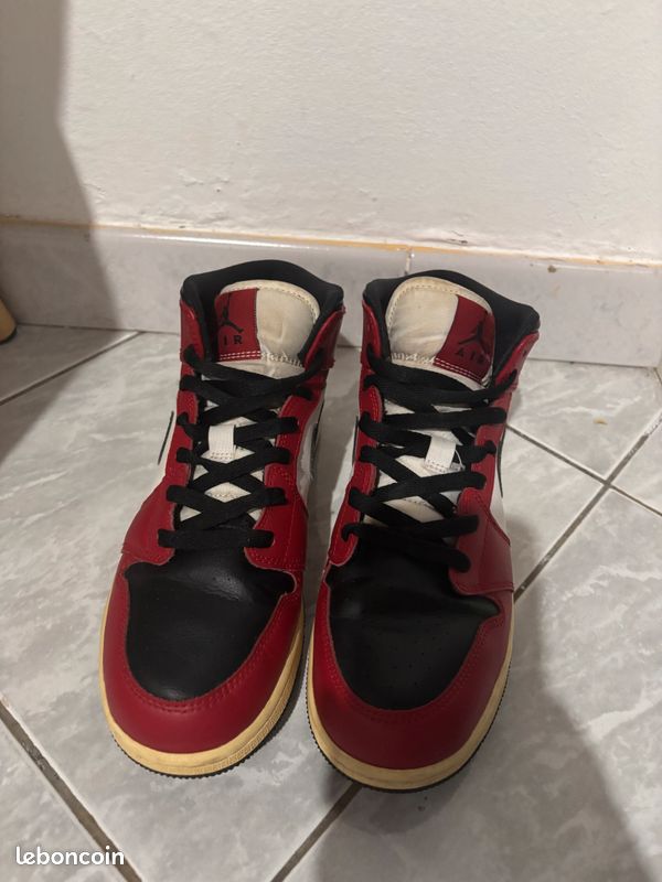 Air Jordan 1 mid chicago black toe (image 2)