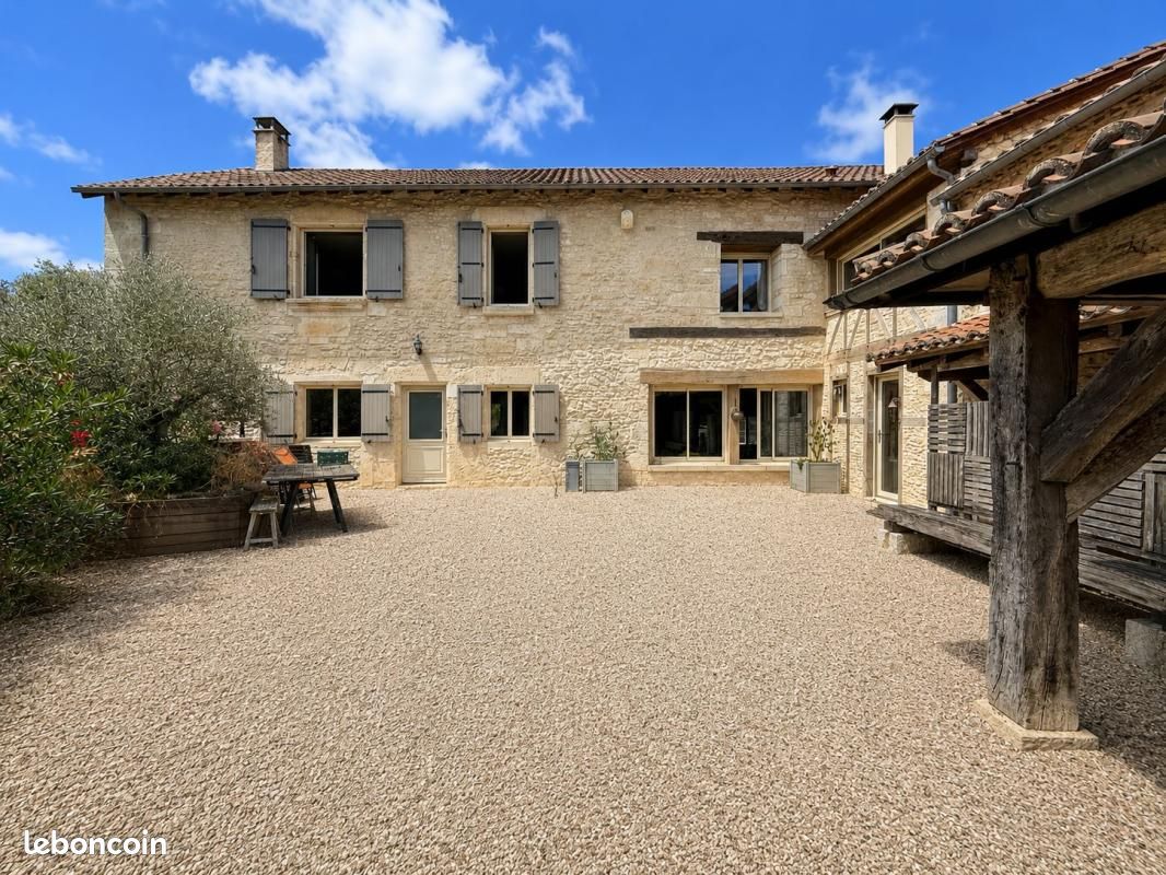 Maison 10 pièces 235 m² · à Savignac-les-Églises · 235 m² · 665 000 €