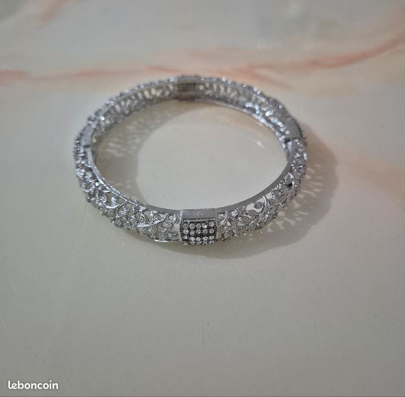 Bracelet avec motifs floraux (image 2)