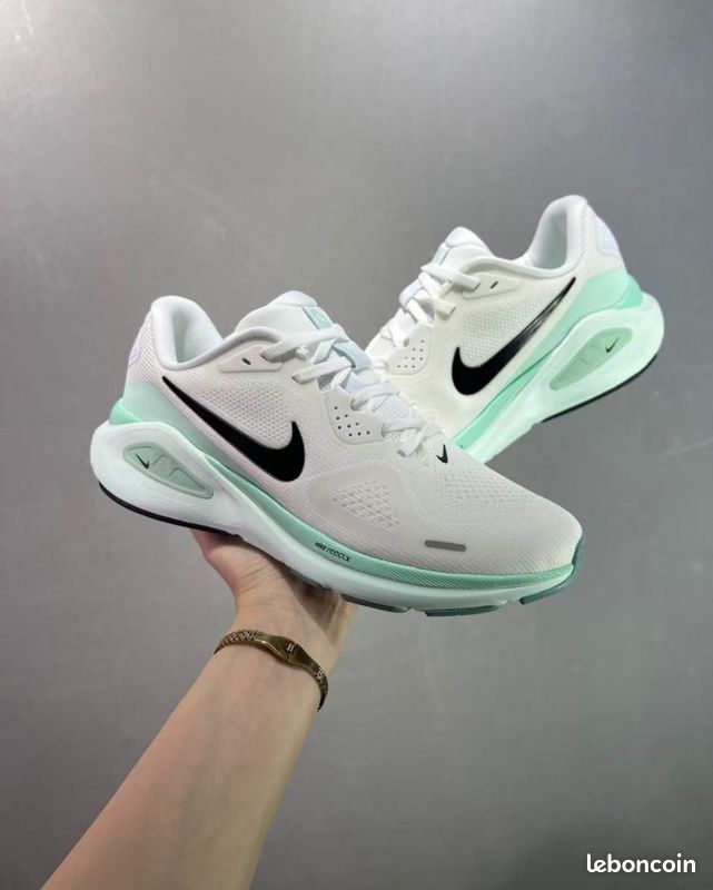 Baskets Nike, taille 43, homme Chaussures