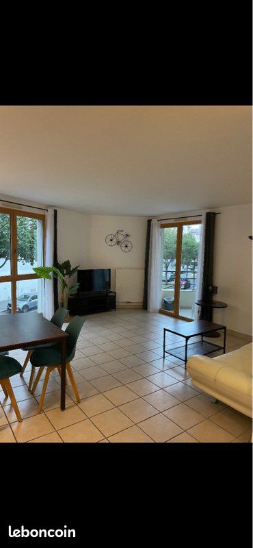 Parking 3 pièces 83 m² · à Villeurbanne · 83 m² · 1 280 €