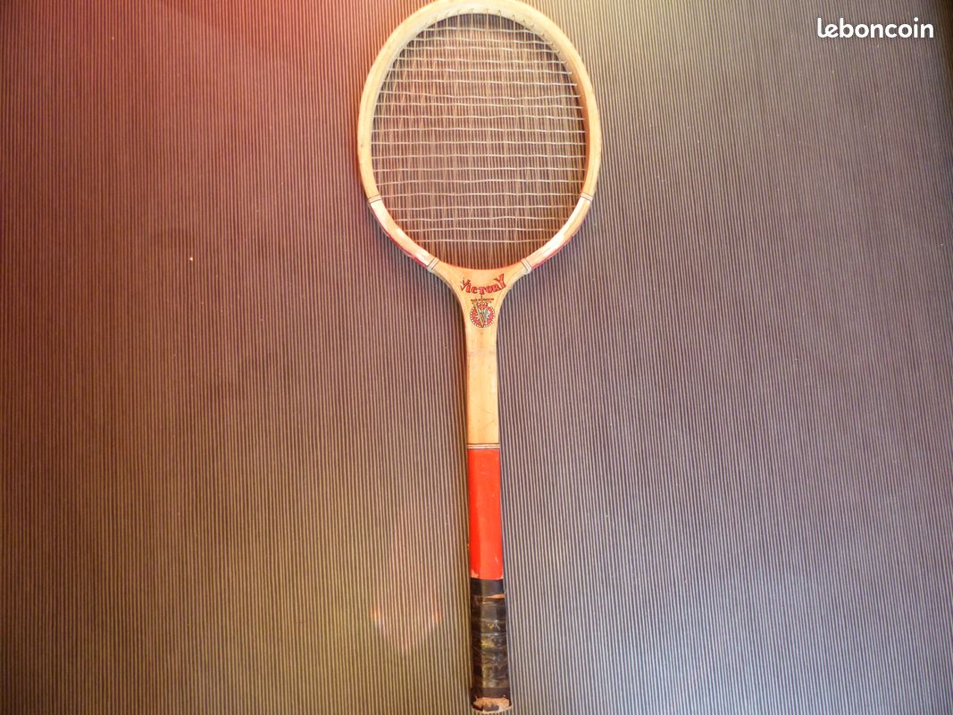 Raquette De Tennis En Bois Ancienne Vers 1900 - Objet Vintage De Collection En Bon état