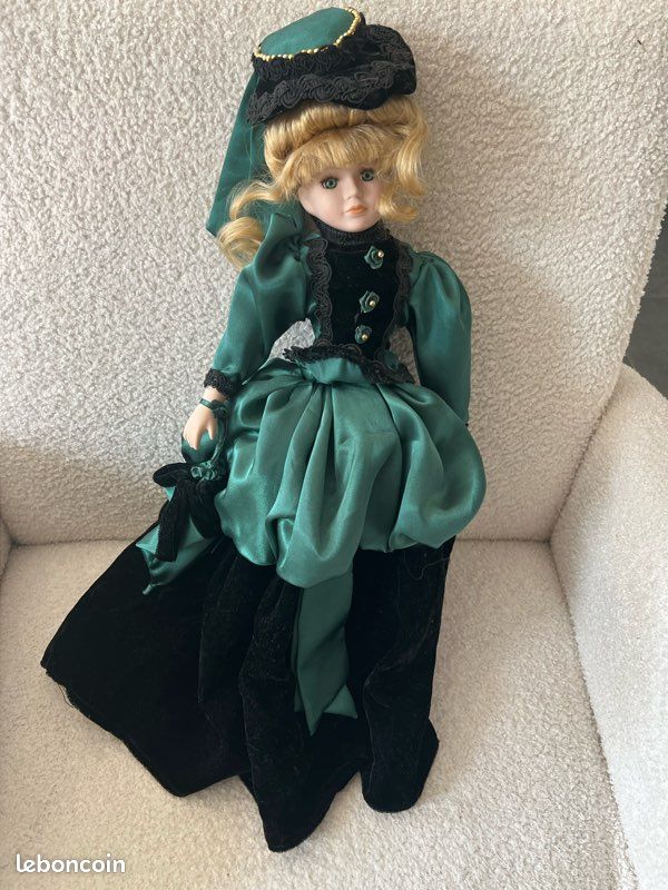 ation Poupée herminie 1850 avec robes et accessoires