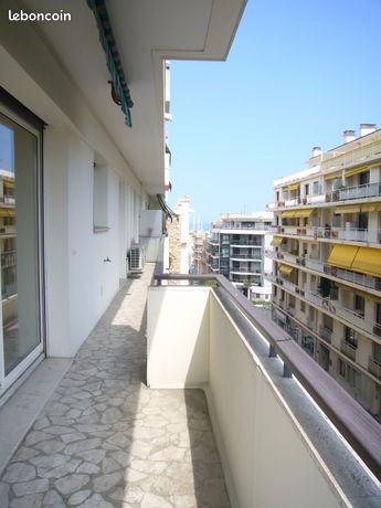 Antibes, plein centre ville, 4p d'angle de bon standing 89m² + garage fermé et caves
