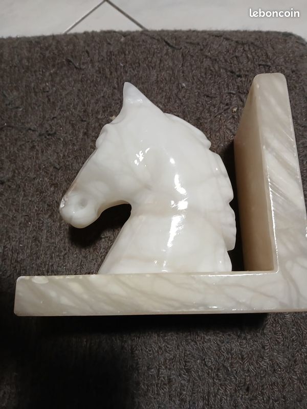Serre Livre en marbre tête de cheval (image 1)