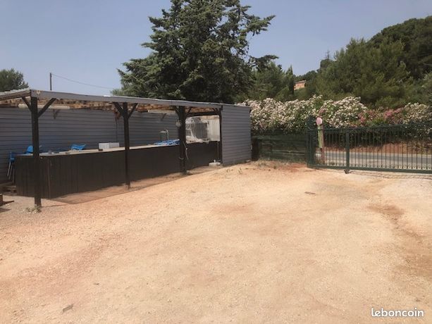 Commerce bord route avec parking prive