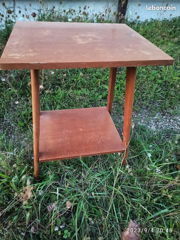 Table ancienne en bois Pieds à roulettes. 1 tiroir. 1/2 lune