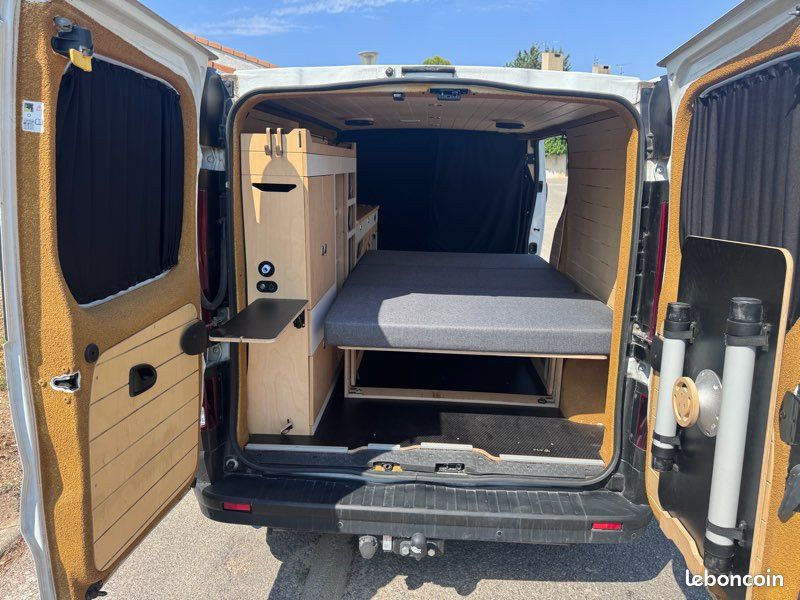 Renault Trafic 3 aménagé, tout équipé - Prêt pour le road trip de l'été (image 3)