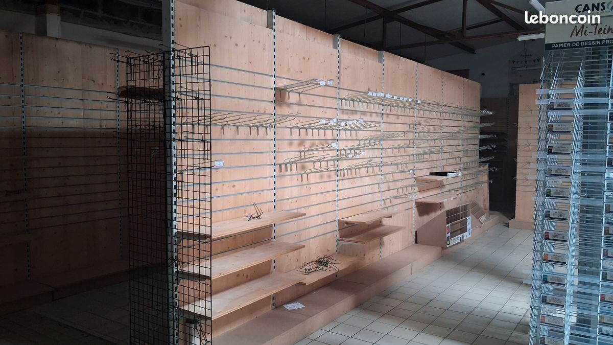 Ensemble panneaux rainurés bois + tablettes + broches – Mobilier de magasin (image 3)